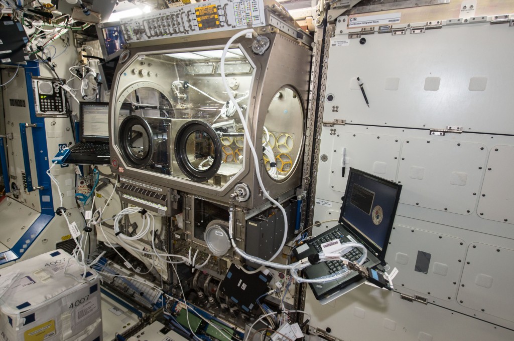 The Made In Space printer at rest in the Microgravity Science Glovebox. Courtesy of Made In Space.